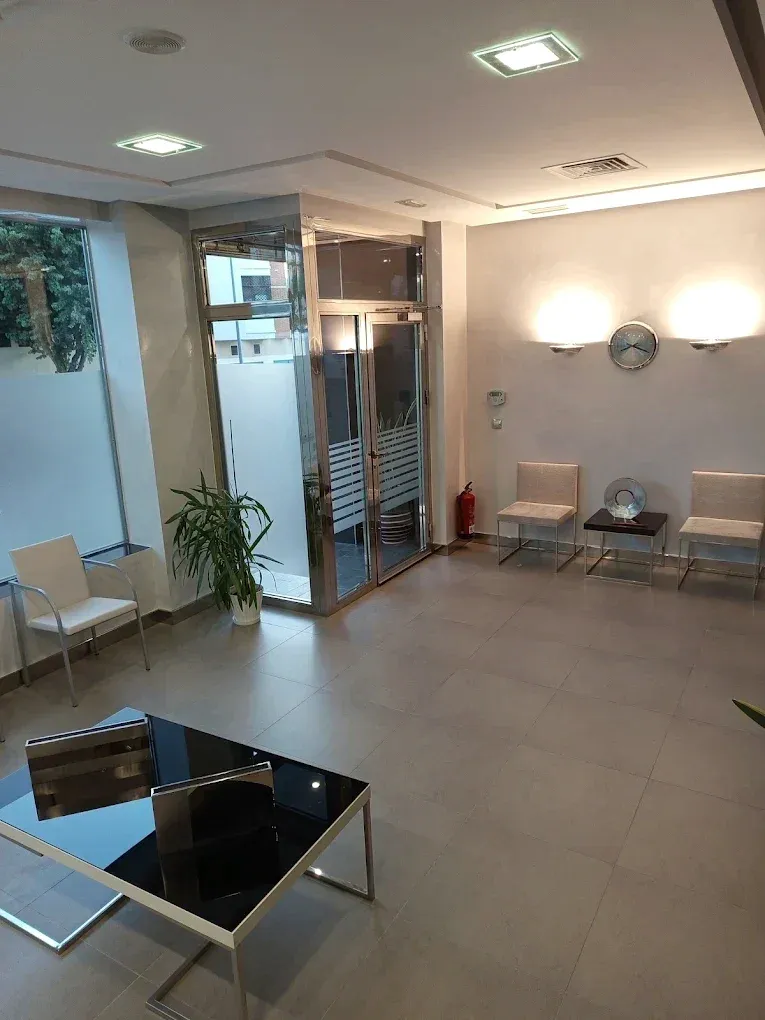 Recepción del centro, con mostrador claro y las titulaciones enmarcadas en la pared.